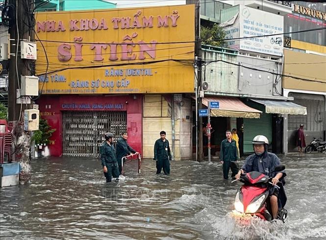 Khu vực đường Võ Văn Ngân (thành phố Thủ Đức) ngập nặng. Ảnh: TTXVN phát