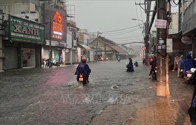 Ngập quanh khu vực chợ Thủ Đức (thành phố Thủ Đức). Ảnh: TTXVN phát