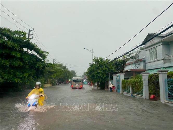 Nước ngập trên một tuyến đường Quận 12. Ảnh: TTXVN phát 