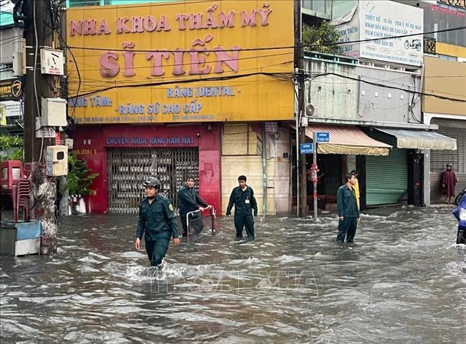 Lực lượng dân quân địa phương hỗ trợ điều hành giao thông trên đường Đặng Thị Rành (thành phố Thủ Đức). Ảnh: TTXVN phát