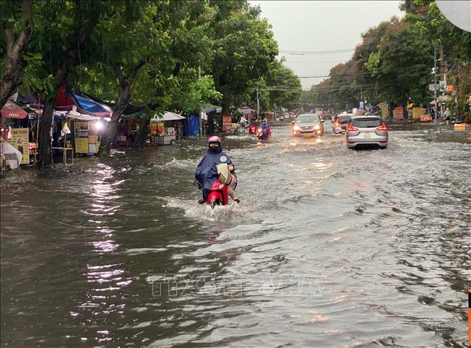 Nước ngập trên đường Đặng Thùy Trâm, quận Bình Thạnh. Ảnh: TTXVN phát