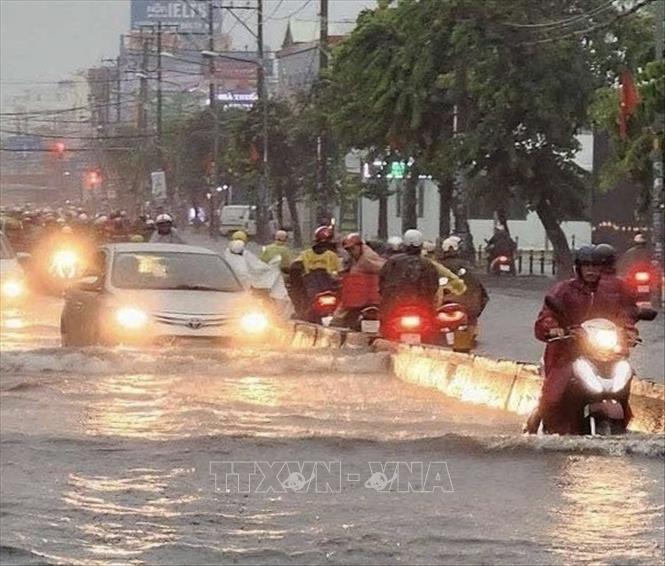 Nước ngập trên khu vực đường Phan Văn Hớn, Quận 12. Ảnh: TTXVN phát 
