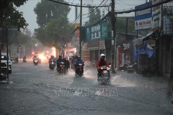 Nước ngập sâu trên đường Lê Văn Thọ (quận Gò Vấp). Ảnh: TTXVN phát 