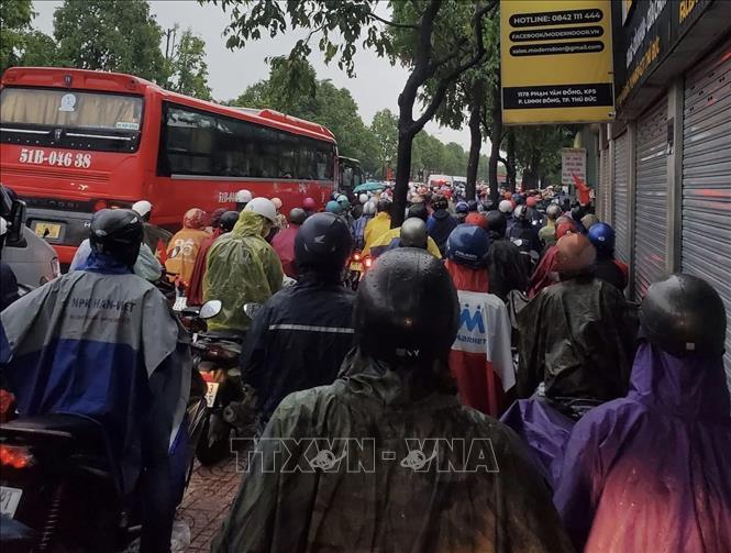 Mưa lớn gây ùn tắc kéo dài trên đường Phạm Văn Đồng, thành phố Thủ Đức. Ảnh: TTXVN phát