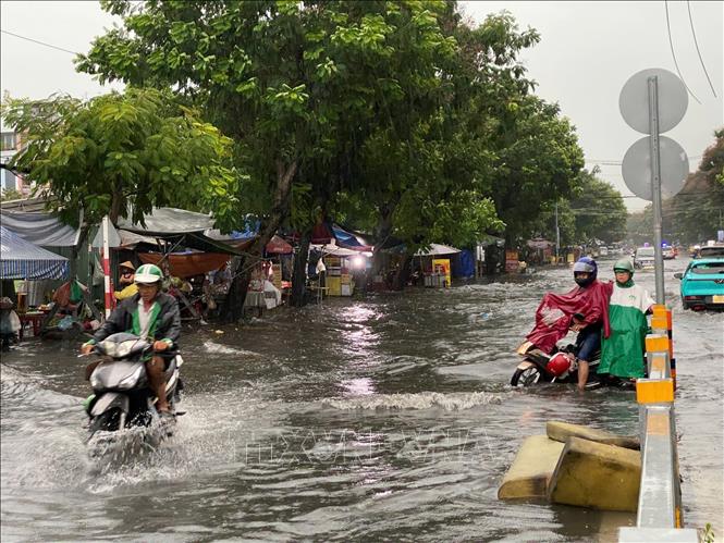 Nước ngập trên đường Đặng Thùy Trâm, quận Bình Thạnh. Ảnh: TTXVN phát