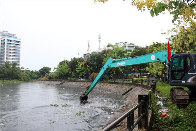 Các nhà thầu thi công nạo nét rạch Xuyên Tâm, đoạn phía trước Trường Đại học Văn Lang. Ảnh: Tiến Lực - TTXVN