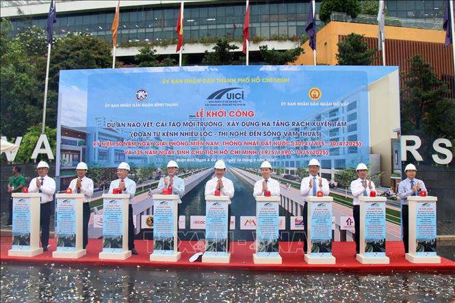 Các đại biểu thực hiện nghi thức khởi công dự án nạo vét, cải tạo rạch Xuyên Tâm. Ảnh: Tiến Lực - TTXVN