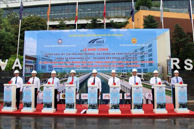 Các đại biểu thực hiện nghi thức khởi công dự án nạo vét, cải tạo rạch Xuyên Tâm. Ảnh: Tiến Lực - TTXVN