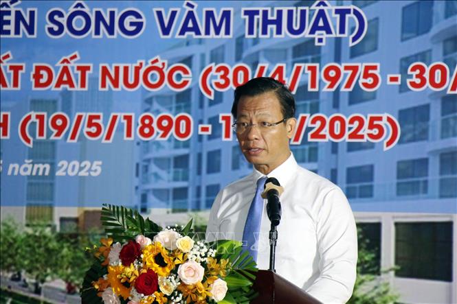 Ông Đậu An Phúc, Giám đốc Ban Quản lý dự án đầu tư xây dựng hạ tầng đô thị Thành phố Hồ Chí Minh (chủ đầu tư) báo cáo về dự án. Ảnh: Tiến Lực - TTXVN