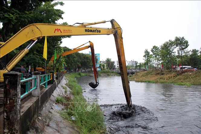 Các nhà thầu thi công nạo nét rạch Xuyên Tâm. Ảnh: Tiến Lực - TTXVN