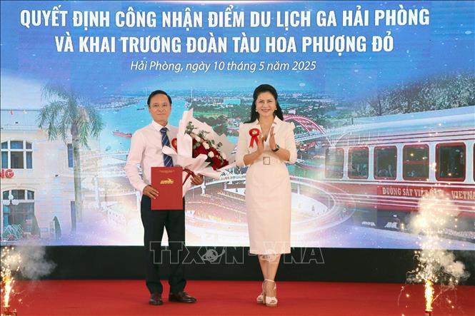 Bà Trần Thị Hoàng Mai, Giám đốc Sở Văn hóa, Thể thao và Du lịch Hải Phòng trao quyết định công nhận “Điểm du lịch Ga Hải Phòng”. Ảnh: Hoàng Ngọc - TTXVN