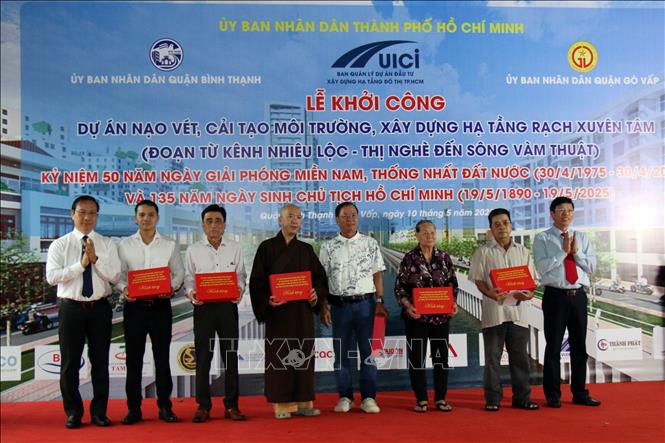 Tặng quà cho các hộ dân sớm bàn giao mặt bằng để thi công dự án. Ảnh: Tiến Lực - TTXVN