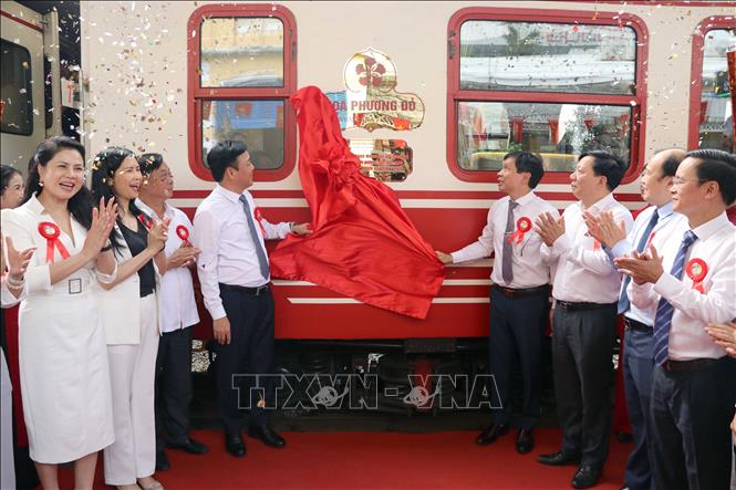 Các đại biểu làm lễ khai trương đoàn tàu chất lượng cao 