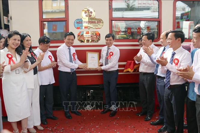 Các đại biểu thực hiện nghi thức khai trương đoàn tàu chất lượng cao 