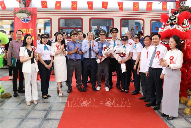 Ông Lê Hải Bình, Thứ trưởng Bộ Văn hóa, Thể thao và Du lịch tặng hoa cán bộ công nhân viên tàu 