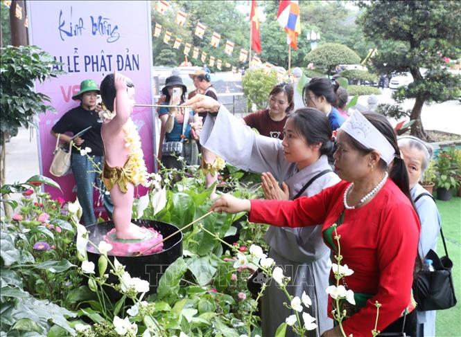 Thực hiện nghi thức tắm Phật tại Đại lễ. Ảnh: Đức Phương - TTXVN
