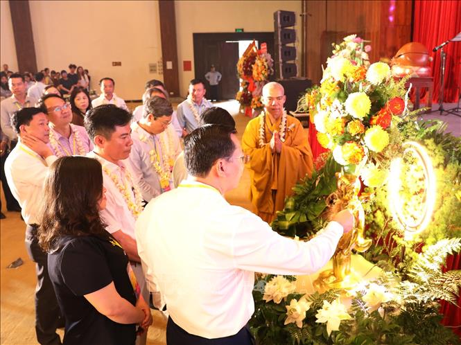Thực hiện nghi thức tắm Phật tại Đại lễ. Ảnh: Đức Phương - TTXVN