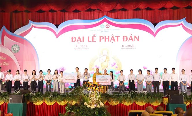 Ban tổ chức trao quà từ thiện tới 200 học sinh vượt khó trên địa bàn huyện Gia Viễn và huyện Nho Quan, tỉnh Ninh Bình. Ảnh: Đức Phương - TTXVN