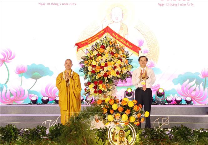 Ông Đoàn Minh Huấn, Ủy viên Trung ương Đảng, Bí thư Tỉnh ủy Ninh Bình (phải) chúc mừng Đại lễ Phật đản tại chùa Bái Đính. Ảnh: Đức Phương - TTXVN