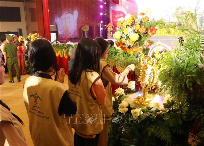Thực hiện nghi thức tắm Phật tại Đại lễ. Ảnh: Đức Phương - TTXVN