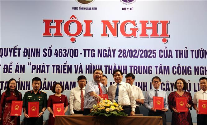 Đại diện các tập đoàn, doanh nghiệp ký kết thỏa thuận đầu tư phát triển ngành công nghiệp dược liệu tại tỉnh Quảng Nam. Ảnh: Trần Tĩnh - TTXVN 
