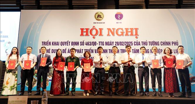 Đại diện các tập đoàn, doanh nghiệp ký kết thỏa thuận đầu tư phát triển ngành công nghiệp dược liệu tại tỉnh Quảng Nam. Ảnh: Trần Tĩnh - TTXVN 