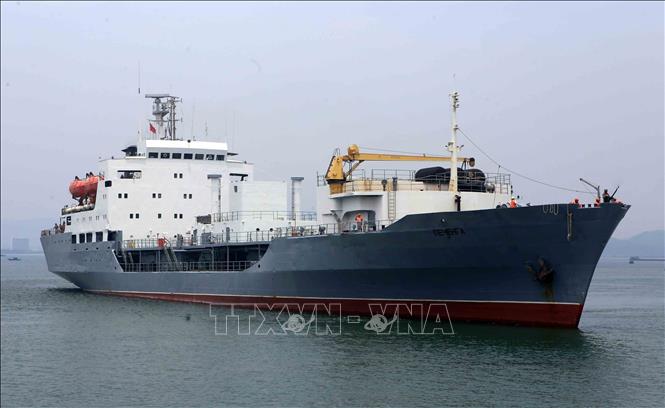 The medium sea tanker Pechenga docks at Tien Sa port. VNA Photo: Trần Lê Lâm