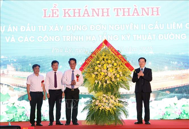 Phó Thủ tướng Chính phủ Mai Văn Chính tặng hoa cho chủ đầu tư và đơn vị thi công. Ảnh: Đại Nghĩa - TTXVN