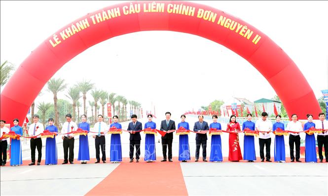 Phó Thủ tướng Chính phủ Mai Văn Chính và các đại biểu cắt băng khánh thành công trình Cầu Liêm Chính ở Phủ Lý (Hà Nam). Ảnh: Đại Nghĩa - TTXVN