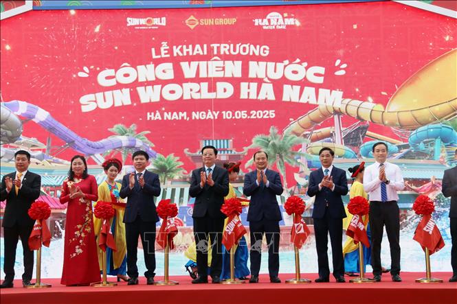 Đồng chí Mai Văn Chính, Ủy viên Trung ương Đảng, Phó Thủ tướng Chính phủ và các đại biểu cắt băng khánh thành Công viên nước Sun World Hà Nam.  Ảnh: Đại Nghĩa - TTXVN