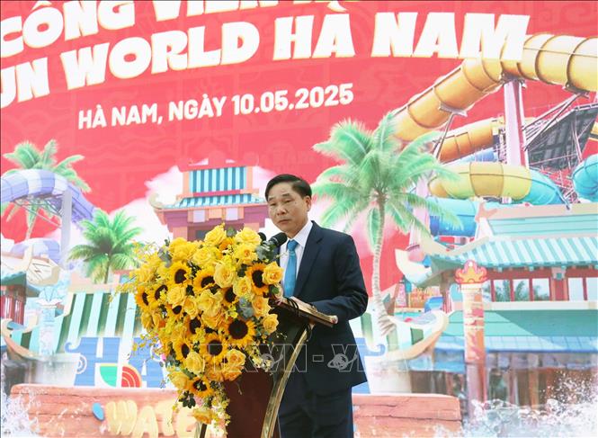 Phó Chủ tịch Thường trực UBND tỉnh Hà Nam Nguyễn Anh Chức phát biểu tại lễ khai trương. Ảnh: Đại Nghĩa - TTXVN