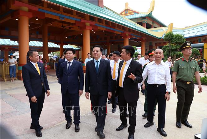 Phó Thủ tướng Mai Văn Chính tham quan Công viên nước Sun World Hà Nam vừa được khai trương. Ảnh: Đại Nghĩa - TTXVN