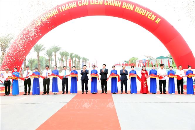 Phó Thủ tướng Chính phủ Mai Văn Chính và các đại biểu cắt băng khánh thành công trình Cầu Liêm Chính ở Phủ Lý (Hà Nam). Ảnh: Đại Nghĩa - TTXVN