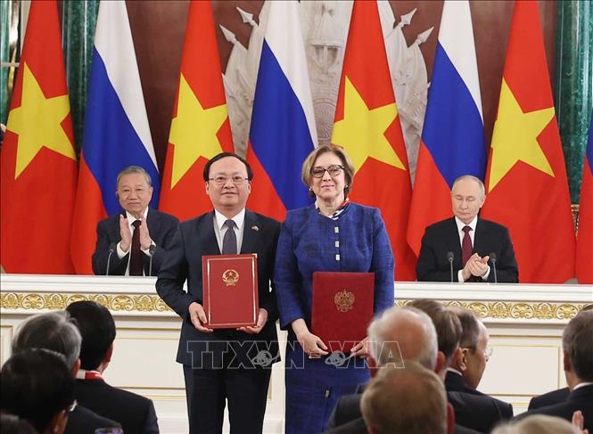 Tổng Bí thư Tô Lâm và Tổng thống Vladimir Putin chứng kiến trao Biên bản ghi nhớ hợp tác giữa Đài Tiếng nói Việt Nam và Cơ quan Ngân sách Nhà nước Liên bang Nga về tổ chức, sản xuất và phổ biến các chương trình âm nhạc, văn hóa và giáo dục 