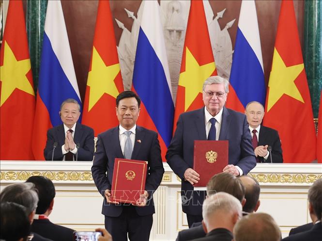 Tổng Bí thư Tô Lâm và Tổng thống Vladimir Putin chứng kiến trao Bản ghi nhớ giữa Đại học Quốc gia Hà Nội và Đại học Quốc gia Quan hệ quốc tế Moskva (MGIMO). Ảnh: Thống Nhất - TTXVN 
