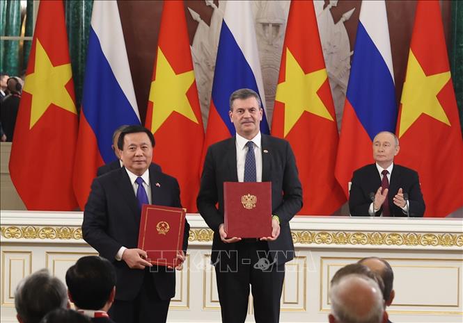 Tổng Bí thư Tô Lâm và Tổng thống Vladimir Putin chứng kiến trao Thỏa thuận hợp tác giữa Học viện Chính trị quốc gia Hồ Chí Minh và Học viện Hành chính Công và Kinh tế quốc dân trực thuộc Tổng thống LB Nga (Ranepa). Ảnh: Thống Nhất - TTXVN 