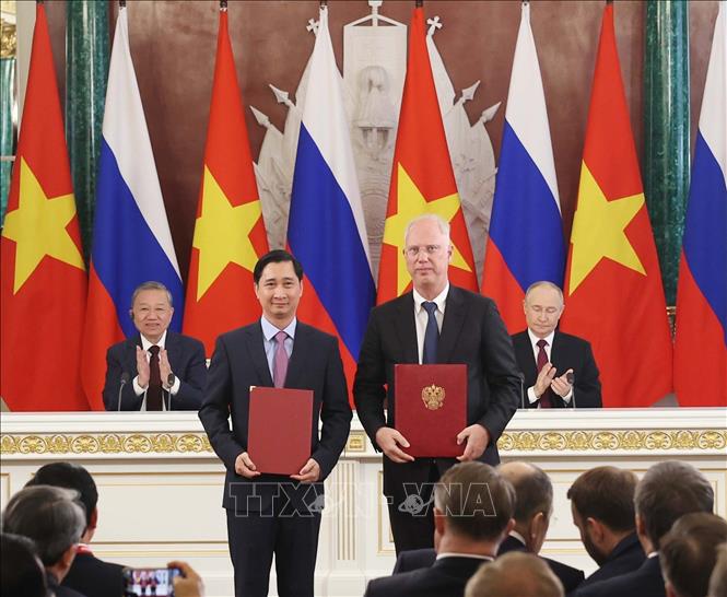 Tổng Bí thư Tô Lâm và Tổng thống Vladimir Putin chứng kiến trao Bản ghi nhớ giữa Công ty cổ phần vaccine Việt Nam (VNVC) và Quỹ Đầu tư trực tiếp Nga (RDIF). Ảnh: Thống Nhất - TTXVN 