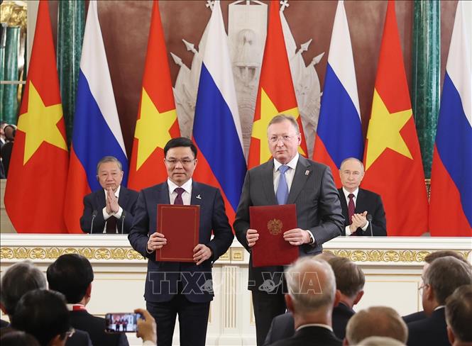 Tổng Bí thư Tô Lâm và Tổng thống Vladimir Putin chứng kiến Chủ tịch HĐTV Tập đoàn Công nghiệp - Năng lượng quốc gia Việt Nam Lê Mạnh Hùng và Tổng giám đốc Công ty cổ phần Zarubezhneft Sergei Kudryashov trao Hợp đồng mua bán khí thiên nhiên từ Lô12/11. Ảnh: Thống Nhất - TTXVN 