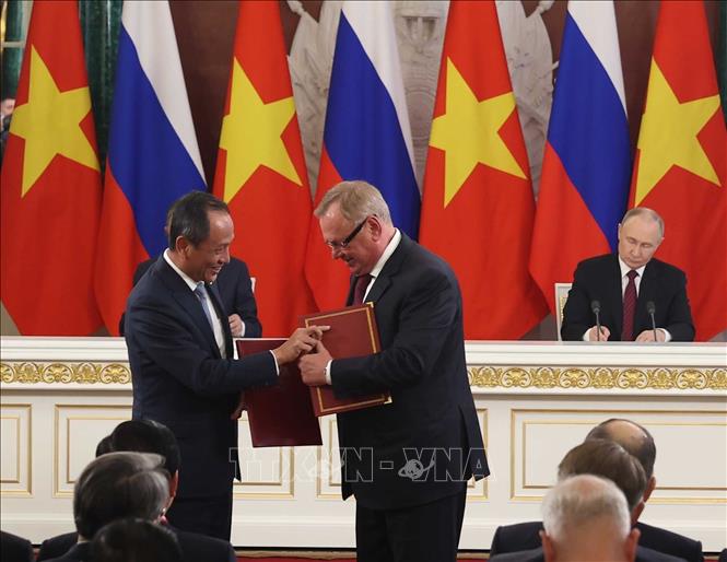 Tổng Bí thư Tô Lâm và Tổng thống Vladimir Putin chứng kiến Tổng giám đốc Tổng công ty Hàng không Việt Nam Lê Hồng Hà và Chủ tịch kiểm Tổng giám đốc Ngân hàng VTB (Nga) trao Thỏa thuận hợp tác toàn diện giữa hai bên. Ảnh: Thống Nhất - TTXVN 