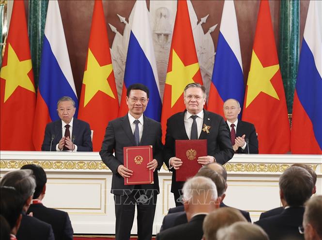 Tổng Bí thư Tô Lâm và Tổng thống Vladimir Putin chứng kiến Bộ trưởng Bộ Khoa học và Công nghệ Nguyễn Mạnh Hùng và Giám đốc Tậpn đoàn Nhà nước về năng lượng nguyên tử Nga (ROSATOM) Alexey Likhachev trao văn kiện Lộ trình tổng thể về hợp tác năng lượng nguyên tử vào mục đích hòa bình giai đoạn 2025-2030. Ảnh: Thống Nhất - TTXVN 