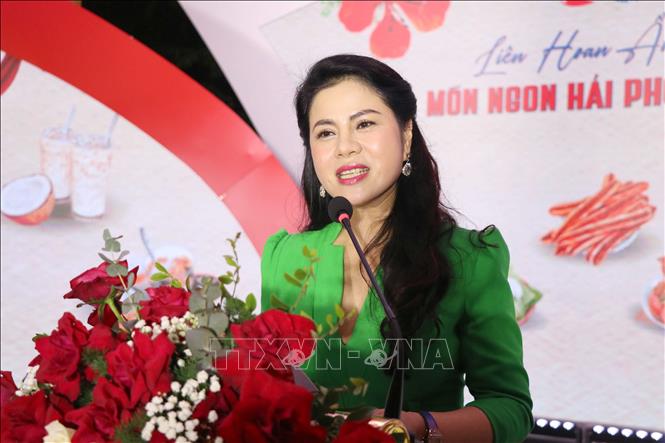 Bà Trần Thị Hoàng Mai, Giám đốc Sở Văn hóa, Thể thao và Du lịch Hải Phòng phát biểu khai mạc Liên hoan ẩm thực món ngon Hải Phòng năm 2025. Ảnh: Hoàng Ngọc – TTXVN 