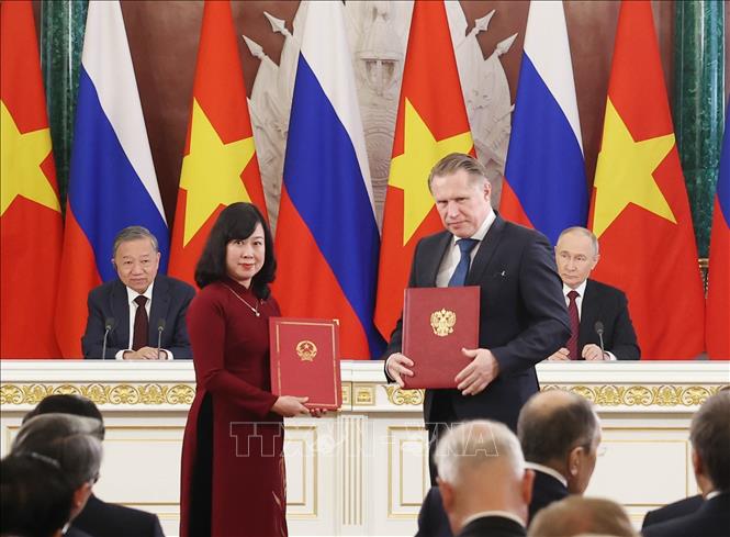 Tổng Bí thư Tô Lâm và Tổng thống Vladimir Putin chứng kiến Bộ trưởng Bộ Y tế Đào Hồng Lan và Bộ trưởng Bộ Y tế Nga Mikhail Murashko trao Bản ghi nhớ về hợp tác trong lĩnh vực y sinh. Ảnh: Thống Nhất - TTXVN 