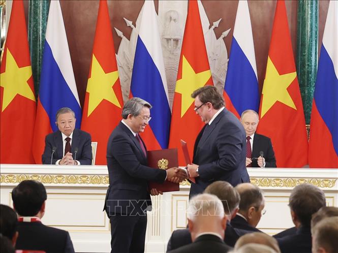 Tổng Bí thư Tô Lâm và Tổng thống Vladimir Putin chứng kiến Bộ trưởng Bộ Tư pháp Nguyễn Hải Ninh và Bộ trưởng Bộ Tư pháp Nga Konstantin Chuychenko trao Chương trình hợp tác giai đoạn 2026-2027. Ảnh: Thống Nhất - TTXVN 