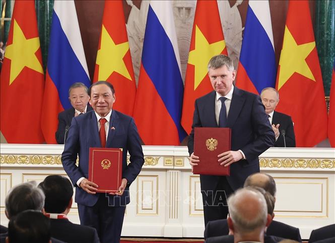Tổng Bí thư Tô Lâm và Tổng thống Vladimir Putin chứng kiến Bộ trưởng Bộ VH, TT và DL Nguyễn Văn Hùng và Bộ trưởng Bộ Phát triển kinh tế Nga trao Bản ghi nhớ về hợp tác du lịch giai đoạn 2025-2030. Ảnh: Thống Nhất - TTXVN 