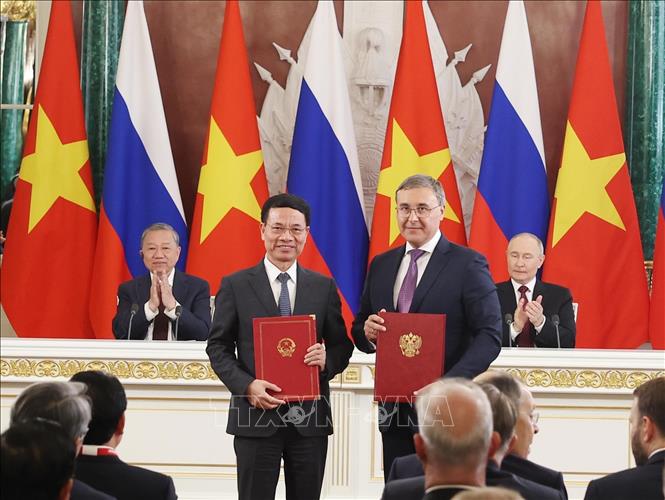 Tổng Bí thư Tô Lâm và Tổng thống Vladimir Putin chứng kiến Bộ trưởng Bộ Khoa học và Công nghệ Nguyễn Mạnh Hùng và Bộ trưởng Bộ Khoa học và Giáo dục đại học Nga Valery Falkov trao Thỏa thuận hợp tác về cùng tuyển chọn các đề tài, dự án nghiên cứu khoa học và công nghệ Việt - Nga. Ảnh: Thống Nhất - TTXVN 