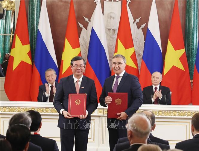 Tổng Bí thư Tô Lâm và Tổng thống Vladimir Putin chứng kiến Thứ trưởng Bộ Giaos dục và Đào tạo Nguyễn Văn Phúc và Bộ trưởng Bộ Khoa học và Giáo dục đại học Nga Valery Falkov trao Hiệp định giữa 2 Chính phủ về thành lập và hoạt động của Trung tâm tiếng Nga mang tên Pushkin. Ảnh: Thống Nhất - TTXVN 