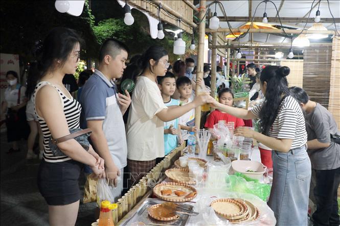 Các gian hàng tại Liên hoan ẩm thực món ngon Hải Phòng năm 2025. Ảnh: Hoàng Ngọc – TTXVN 