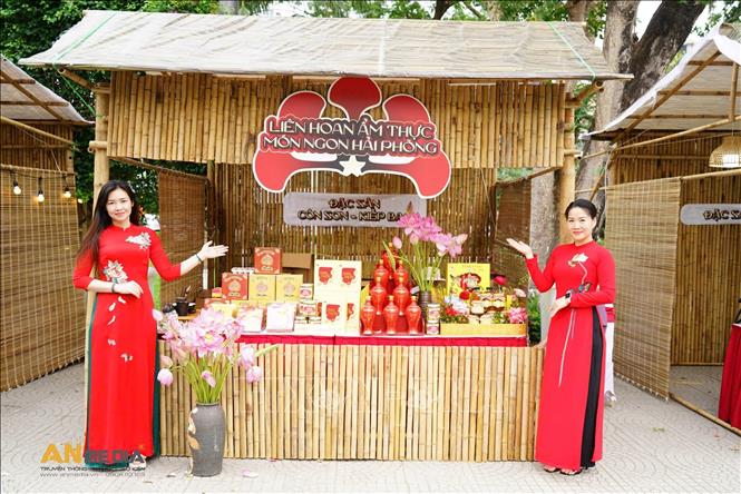 Các gian hàng tại Liên hoan ẩm thực món ngon Hải Phòng năm 2025. Ảnh: Hoàng Ngọc – TTXVN 