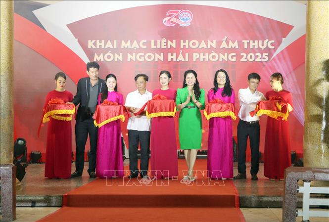 Các đại biểu cắt băng khai mạc Liên hoan ẩm thực món ngon Hải Phòng năm 2025. Ảnh: Hoàng Ngọc – TTXVN 