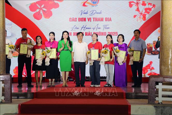 Ban tổ chức vinh danh các đơn vị tham gia Liên hoan ẩm thực món ngon Hải Phòng năm 2025. Ảnh: Hoàng Ngọc – TTXVN 